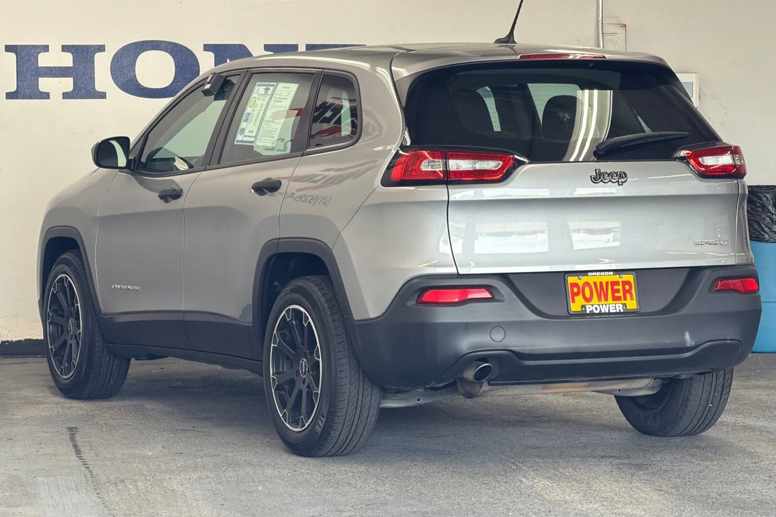 Used 2017 Jeep Cherokee Sport FWD image 5