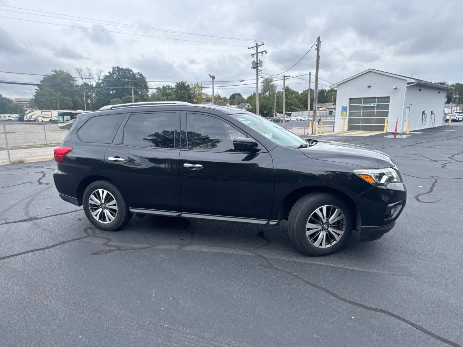 Used 2017 Nissan Pathfinder SV FWD image 3