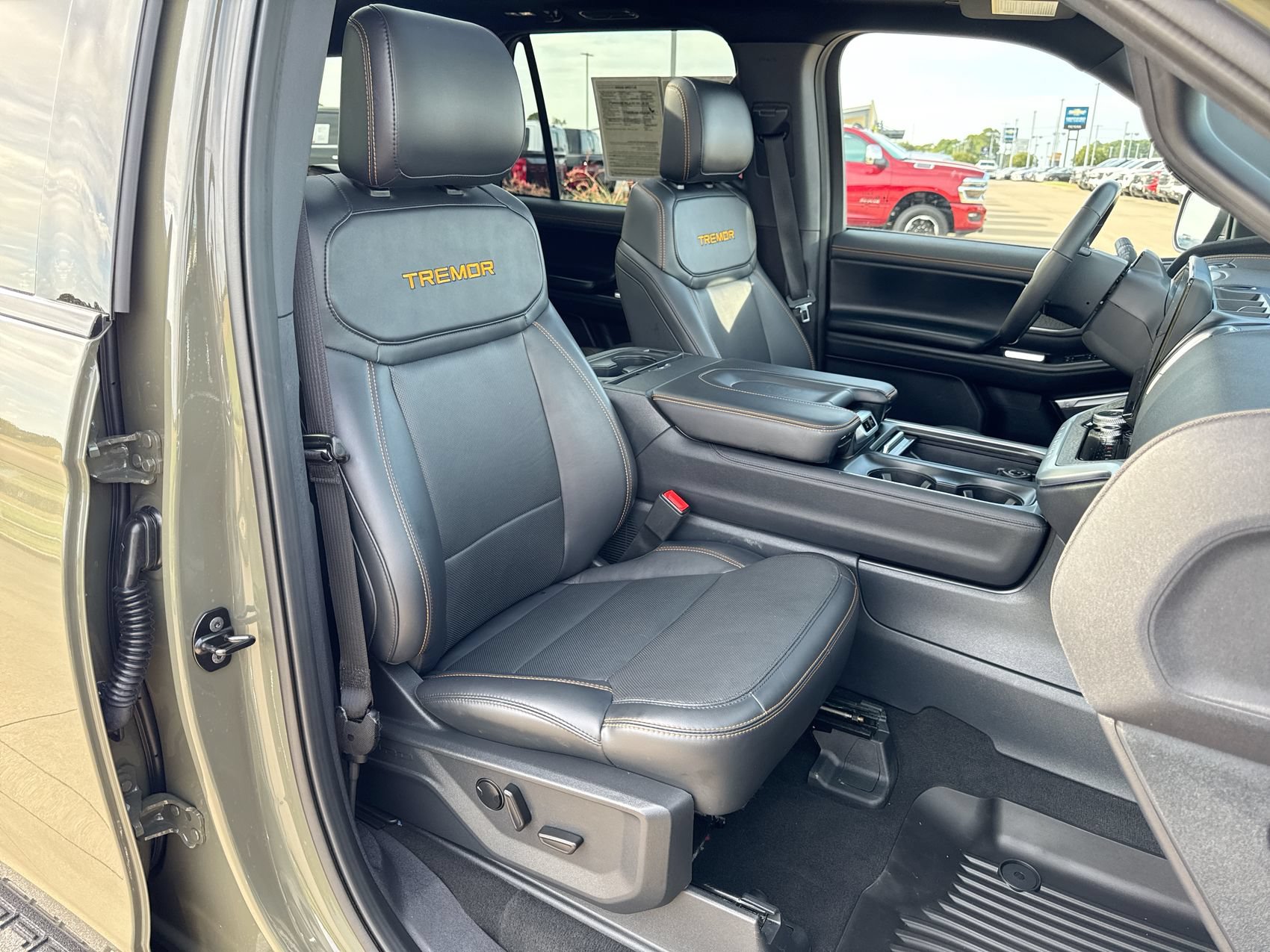Used 2025 Ford Expedition Tremor AWD/4WD image 28