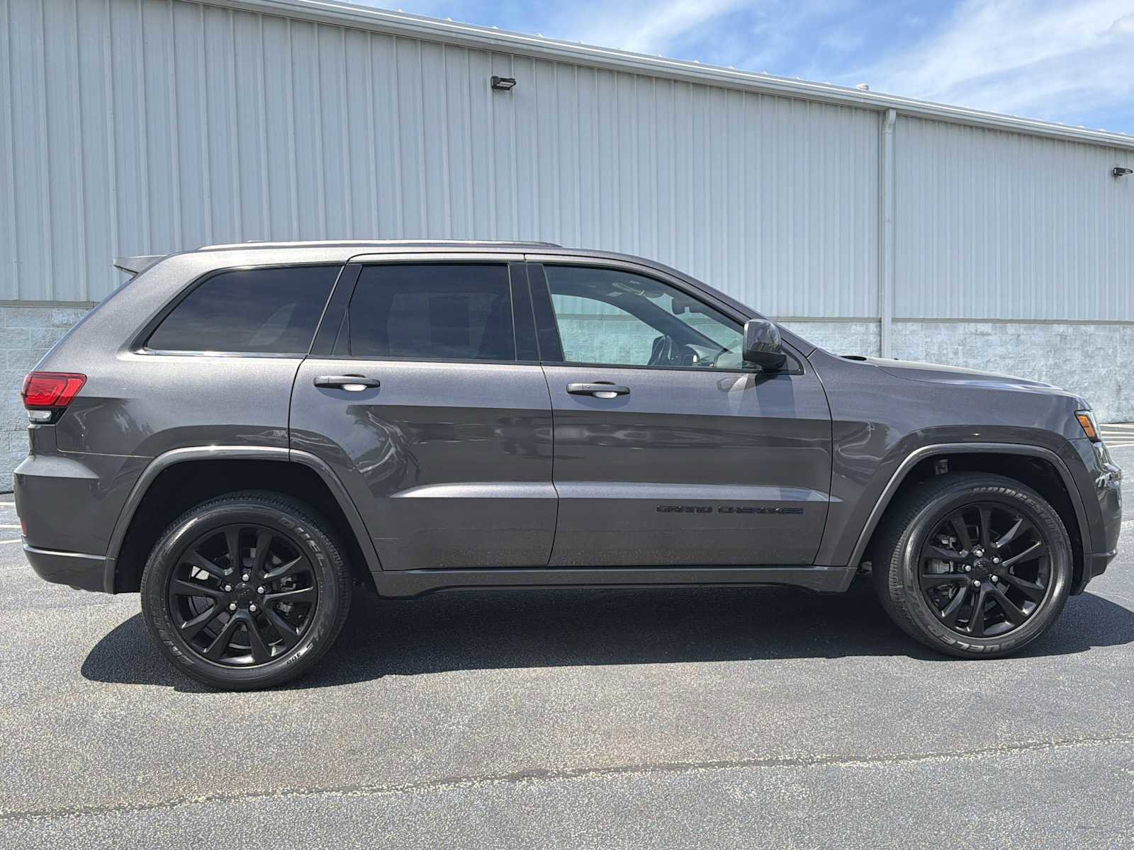 Used 2020 Jeep Grand Cherokee Altitude AWD/4WD image 25