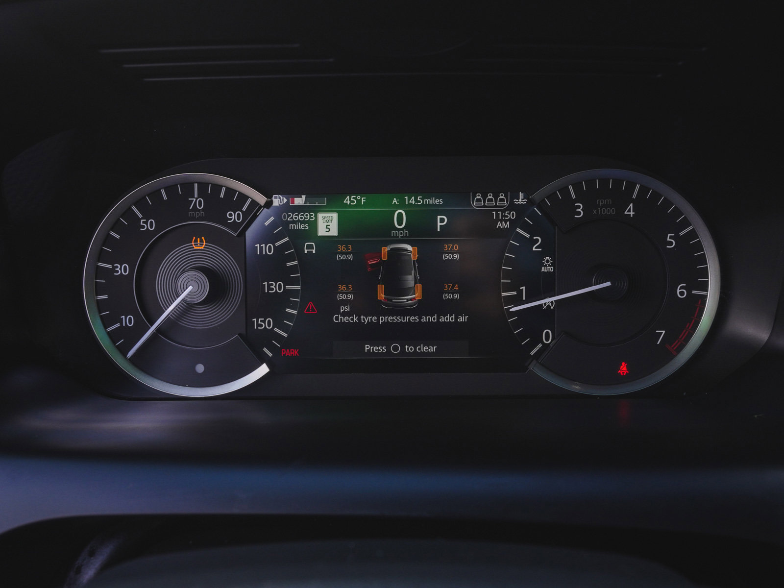 Used 2023 Land Rover Discovery Sport SE R-Dynamic image 17