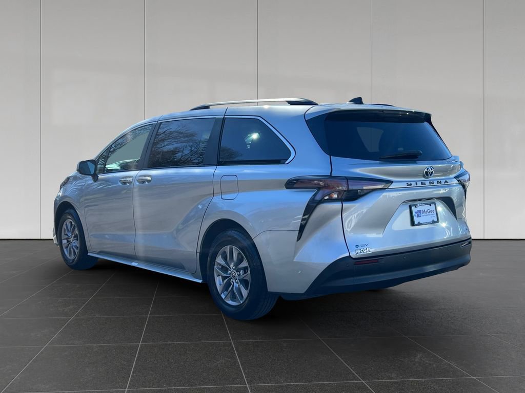 Used 2025 Toyota Sienna XLE FWD image 3