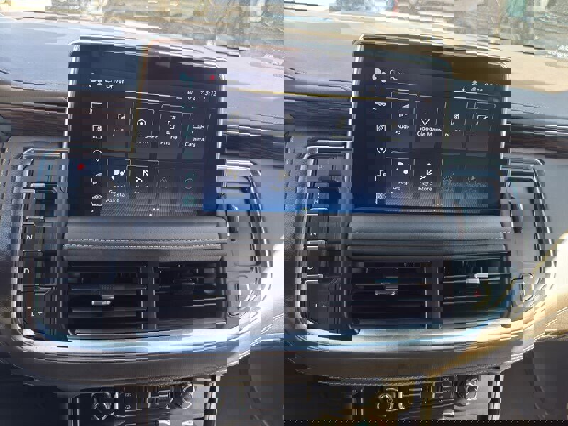 Used 2023 Chevrolet Suburban Z71 image 36