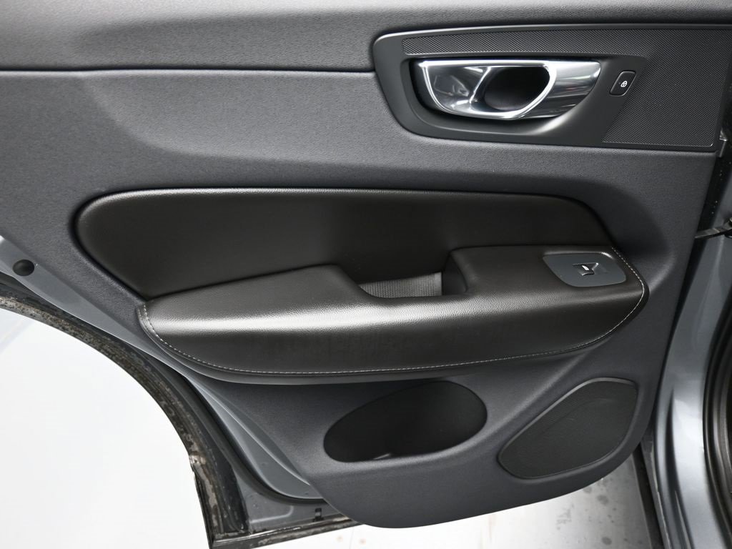 Used 2019 Volvo XC60 T6 Momentum w/ Multimedia Package image 13