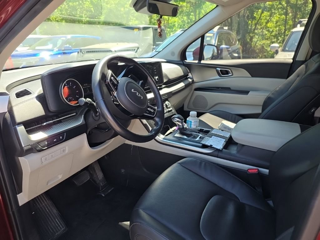 Used 2022 Kia Carnival LX image 16