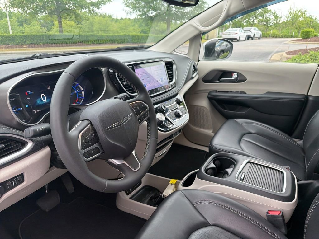 Used 2023 Chrysler Pacifica Touring-L FWD image 32