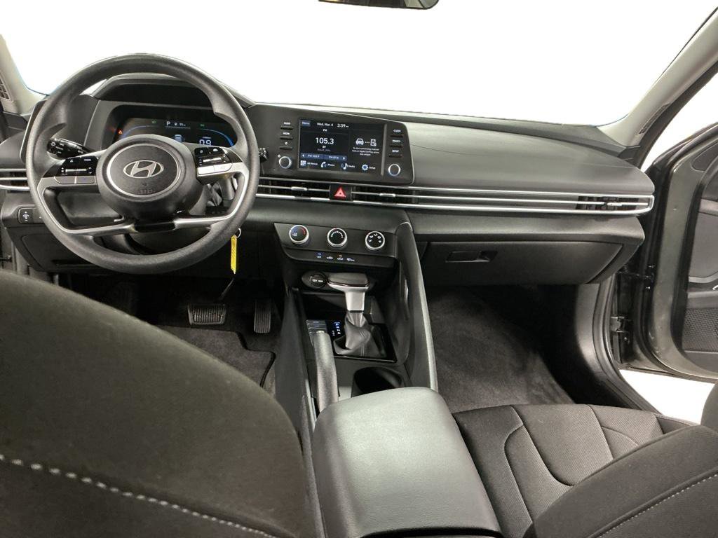 Certified 2025 Hyundai Elantra SE image 7