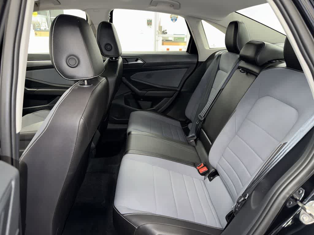 Used 2025 Volkswagen Jetta SE FWD image 17