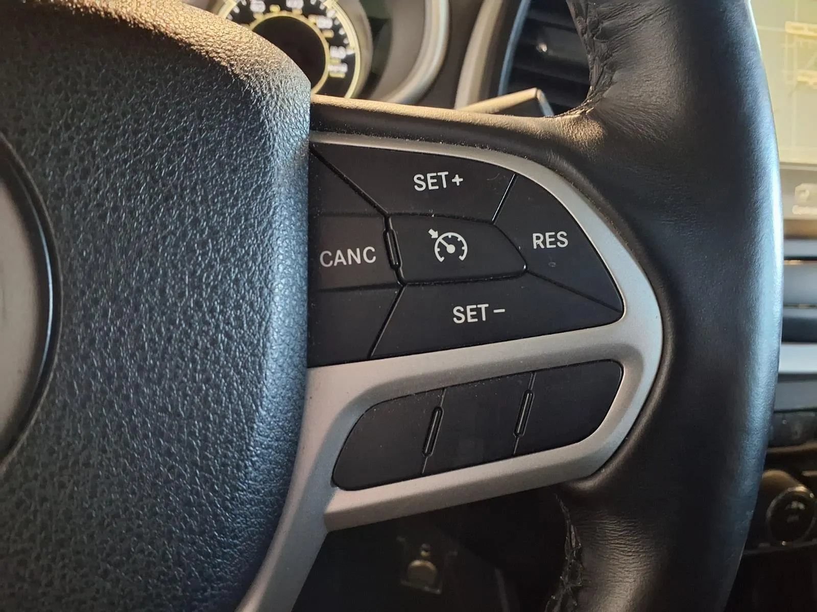 Used 2017 Jeep Cherokee Trailhawk w/ Cold Weather Group AWD/4WD image 24