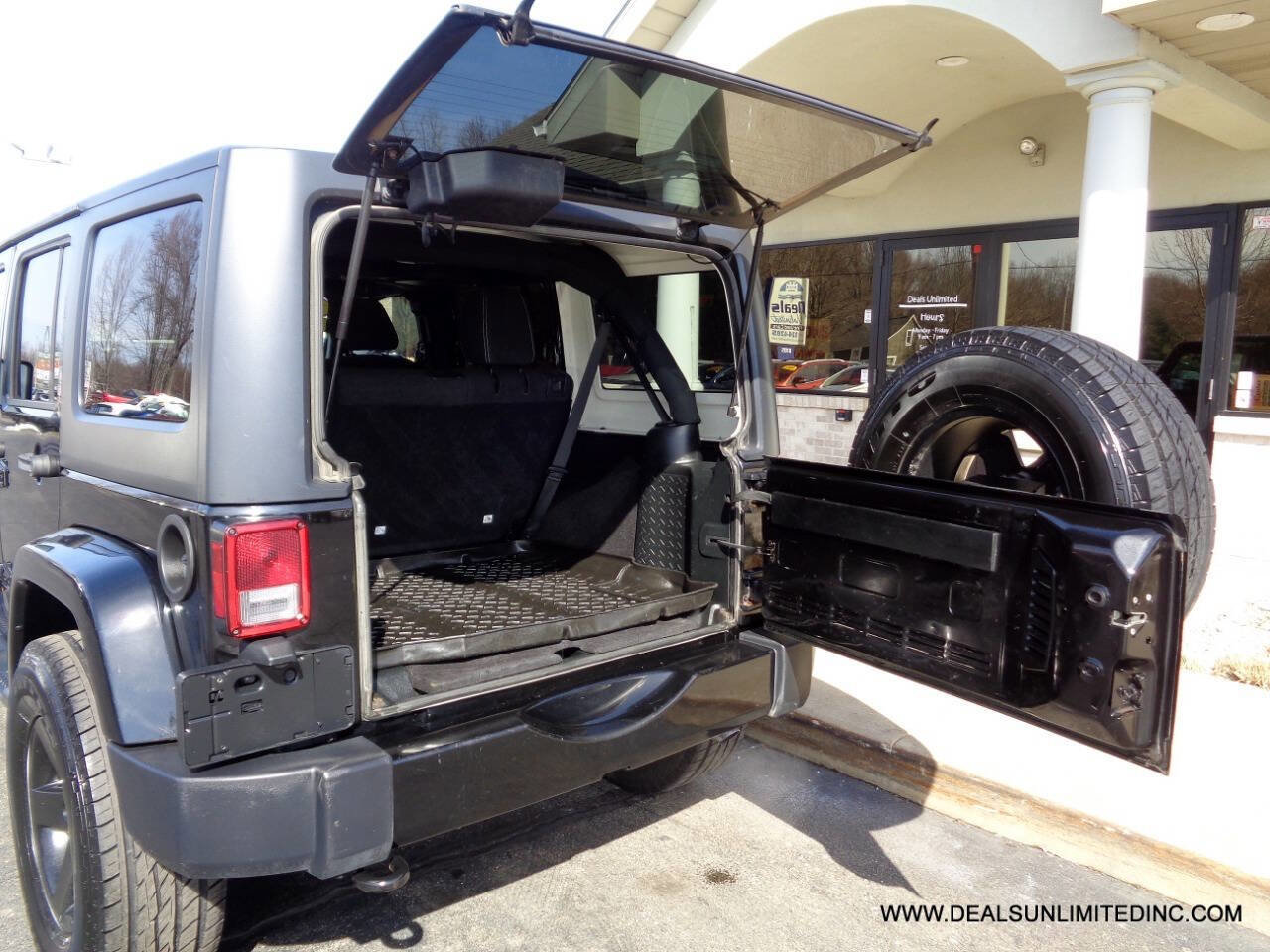 Used 2018 Jeep Wrangler Unlimited Sahara image 15