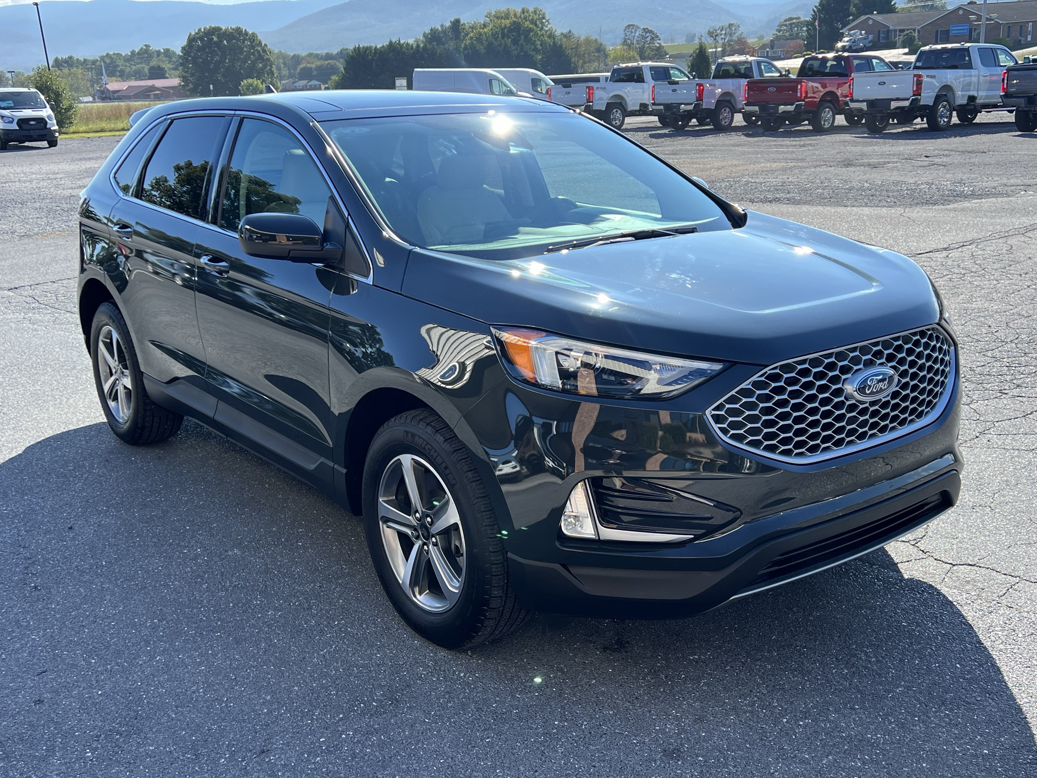 Used 2024 Ford Edge SEL w/ Convenience Package AWD/4WD image 4