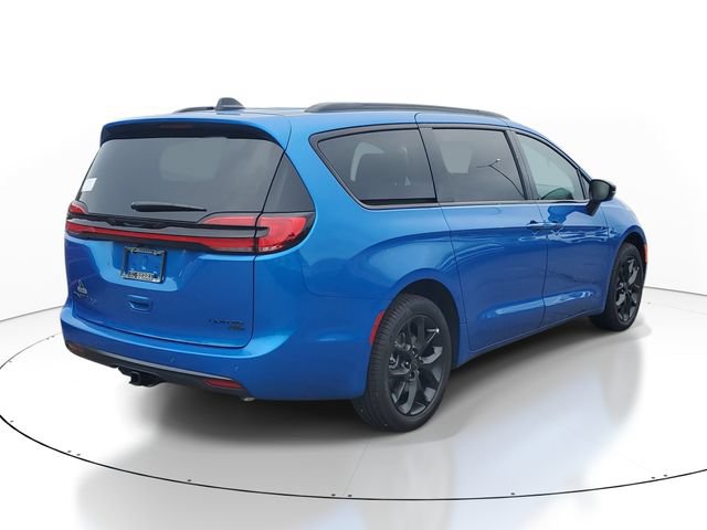 New 2027 Chrysler Pacifica Limited w/ Family Tech Group AWD/4WD image 4