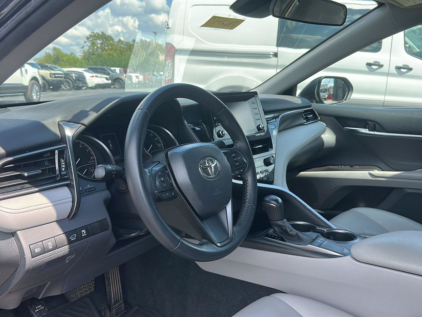 Used 2022 Toyota Camry SE FWD image 2