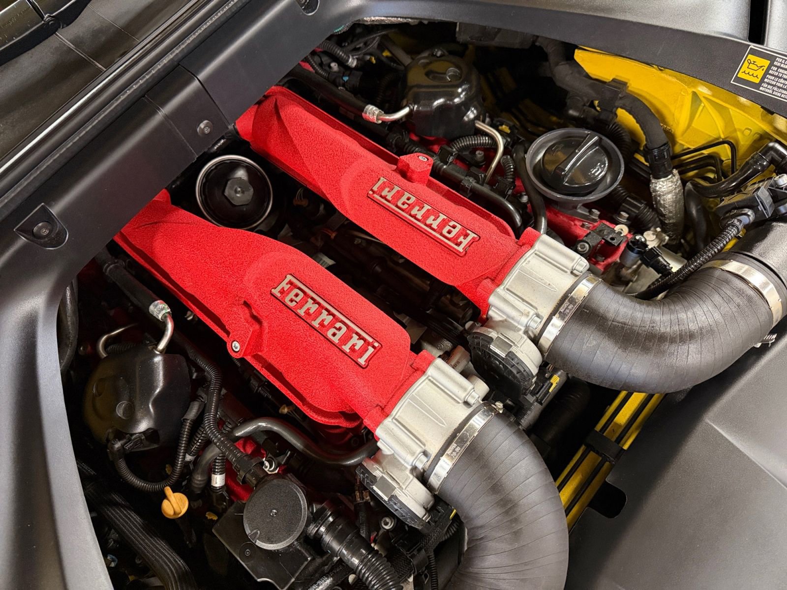Used 2015 Ferrari California T RWD image 40