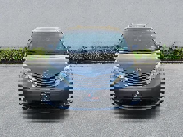 Used 2017 Toyota Sienna XLE Premium w/ Cargo Management Package image 3