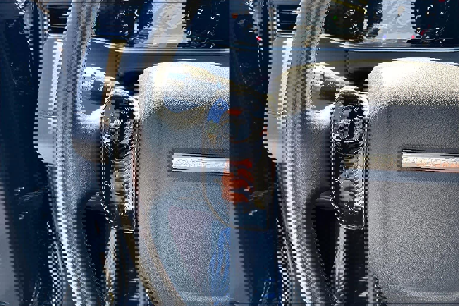 Used 2020 Land Rover Range Rover Evoque SE image 24