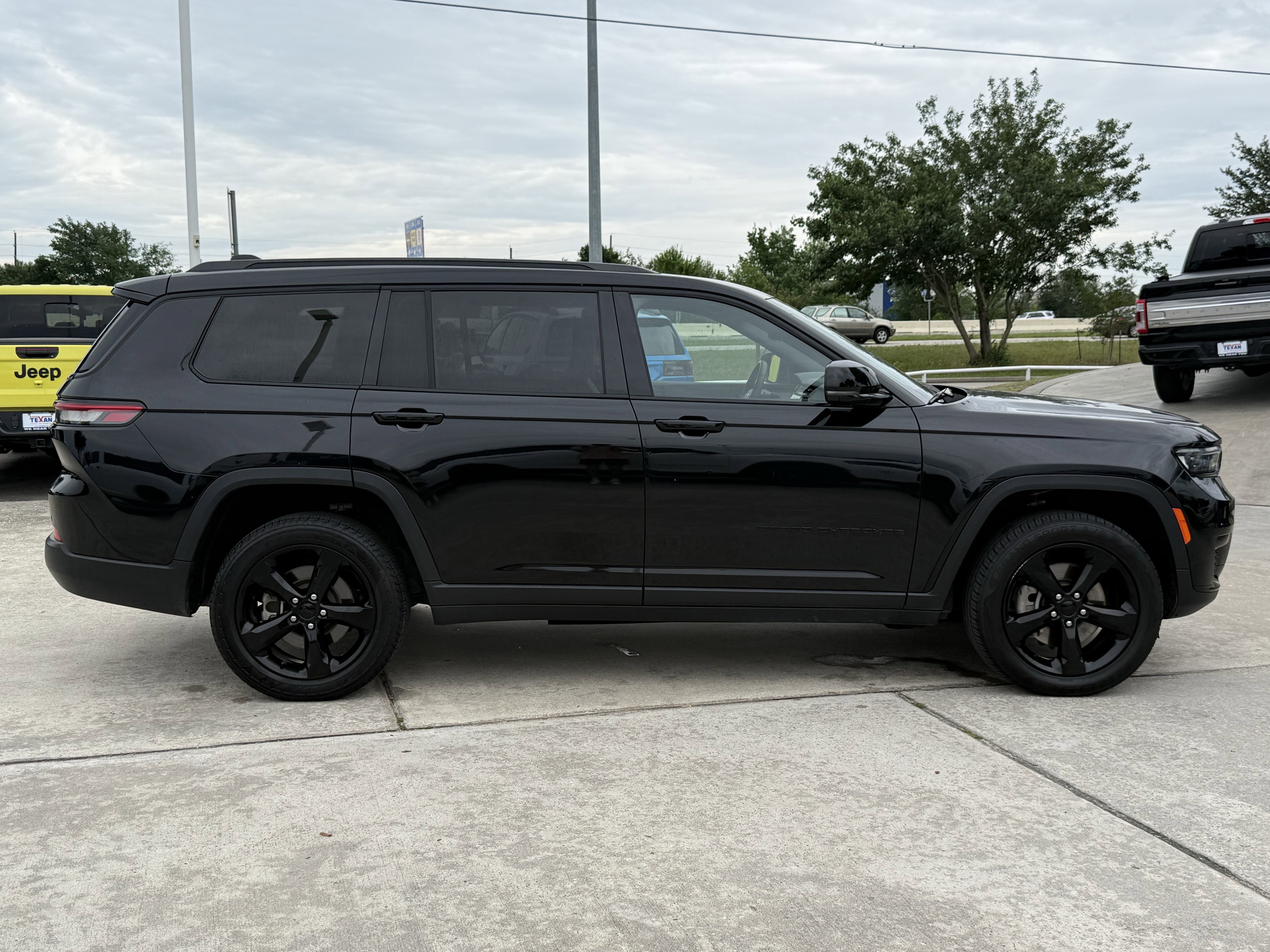 Used 2023 Jeep Grand Cherokee L Laredo AWD/4WD image 3