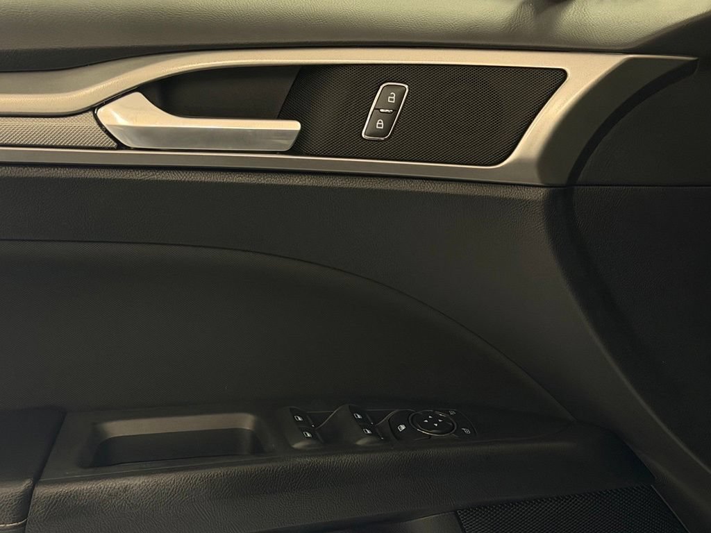 Used 2019 Ford Fusion SE FWD image 13