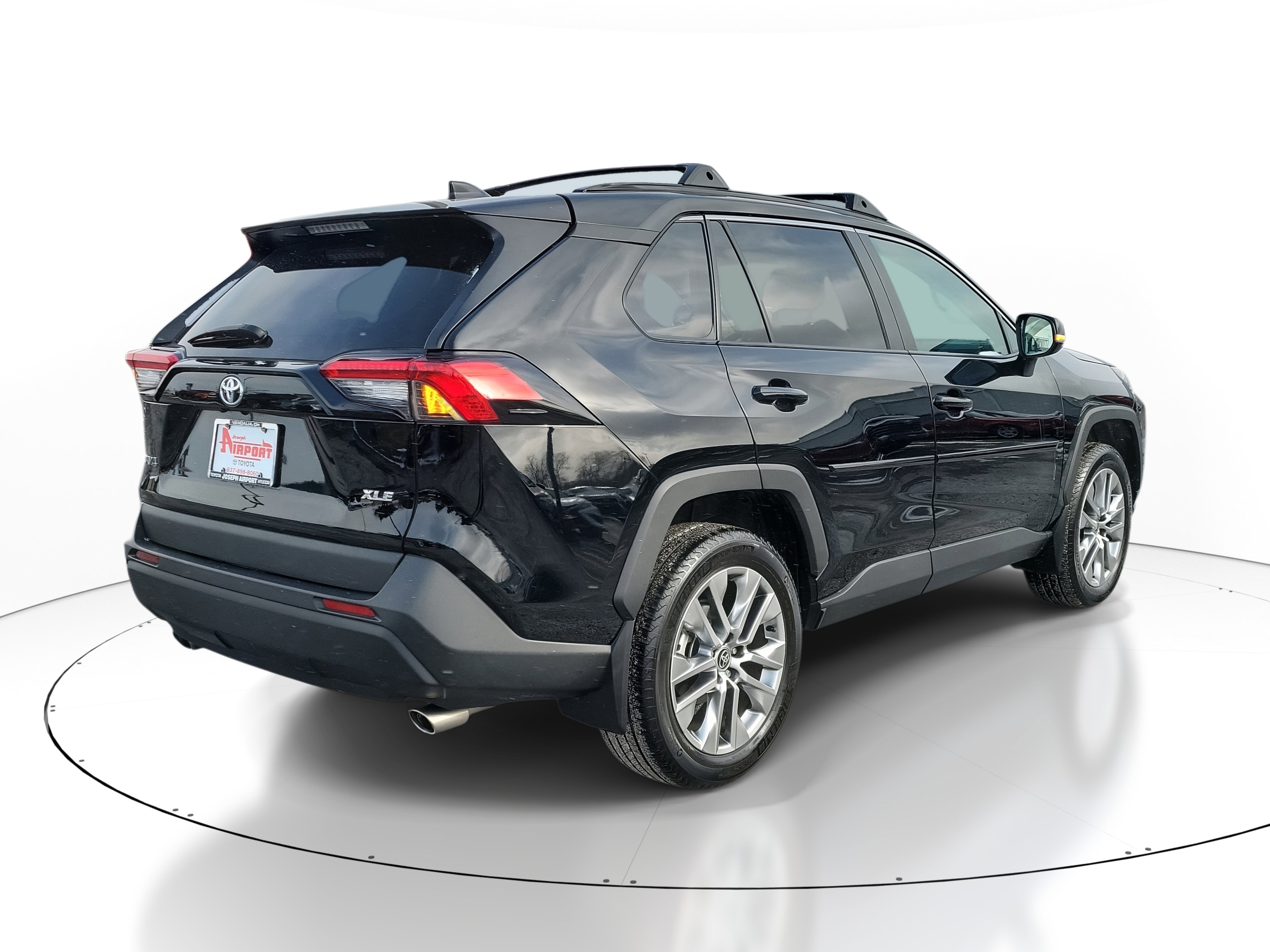 Used 2023 Toyota RAV4 XLE Premium image 4