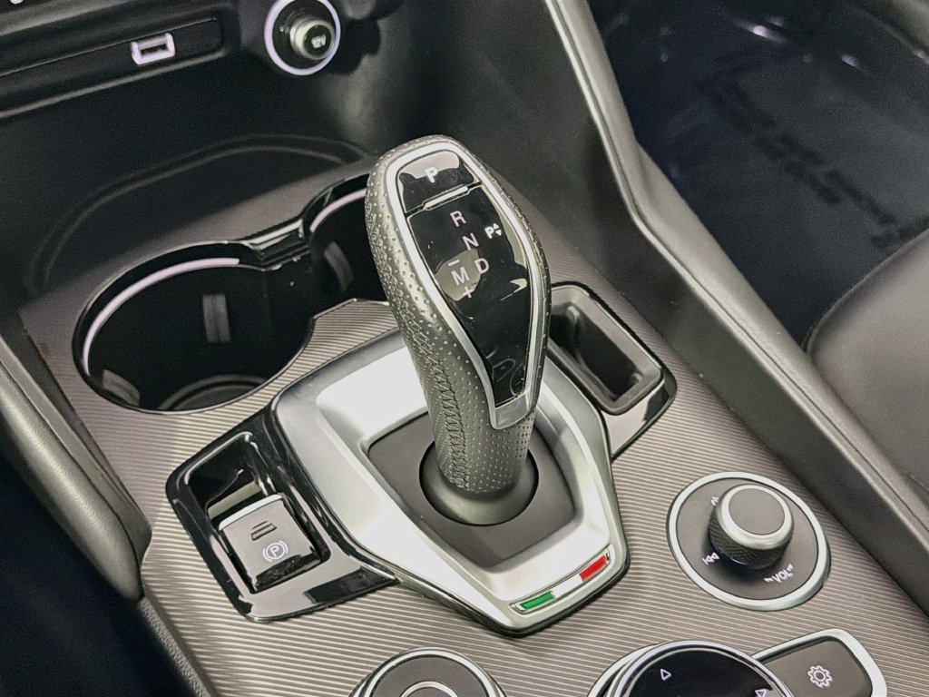 Used 2022 Alfa Romeo Giulia Veloce AWD/4WD image 17
