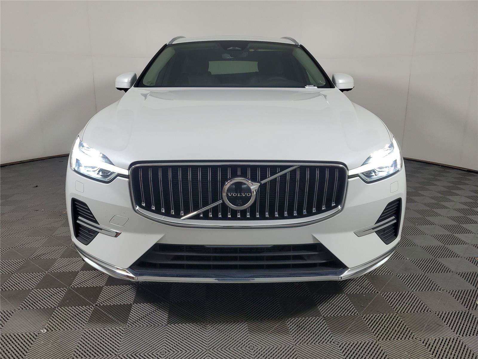 Certified 2023 Volvo XC60 B5 Plus w/ Protection Package Premier FWD image 2