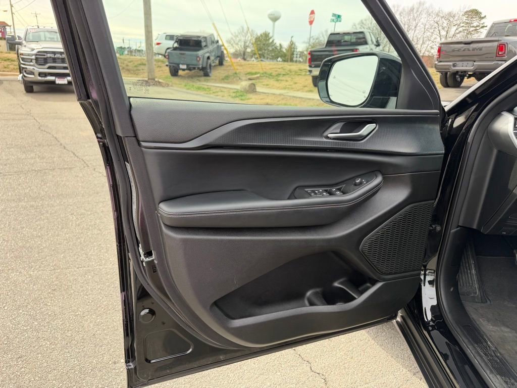 Used 2024 Jeep Grand Cherokee Altitude image 13