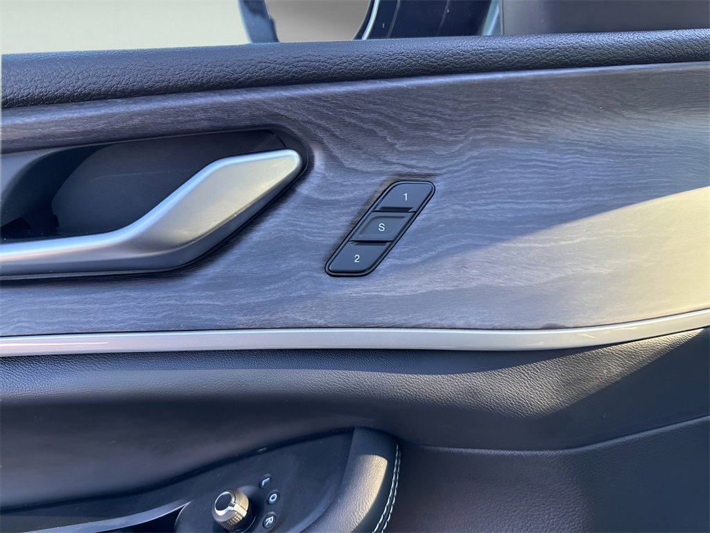 Used 2023 Jeep Grand Cherokee Limited w/ Black Appearance Package image 23