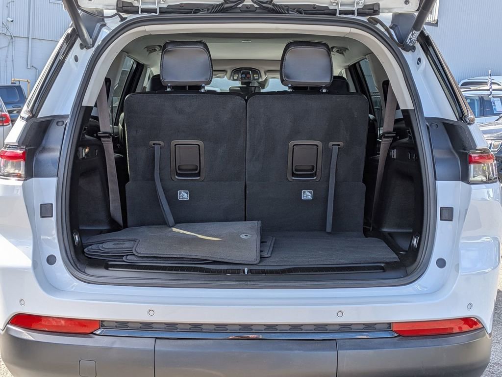 Certified 2023 Jeep Grand Cherokee L Limited w/ Black Appearance Package image 9