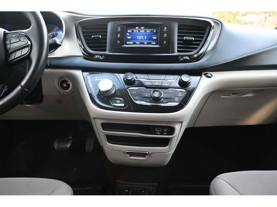 Used 2017 Chrysler Pacifica Touring FWD image 23