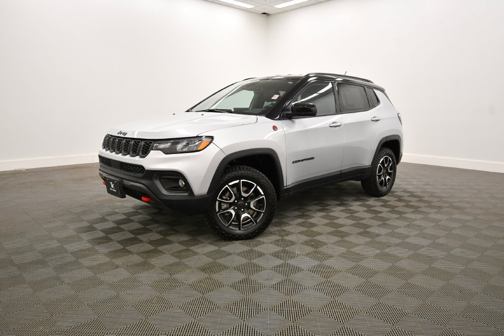 Used 2025 Jeep Compass Trailhawk AWD/4WD image 2