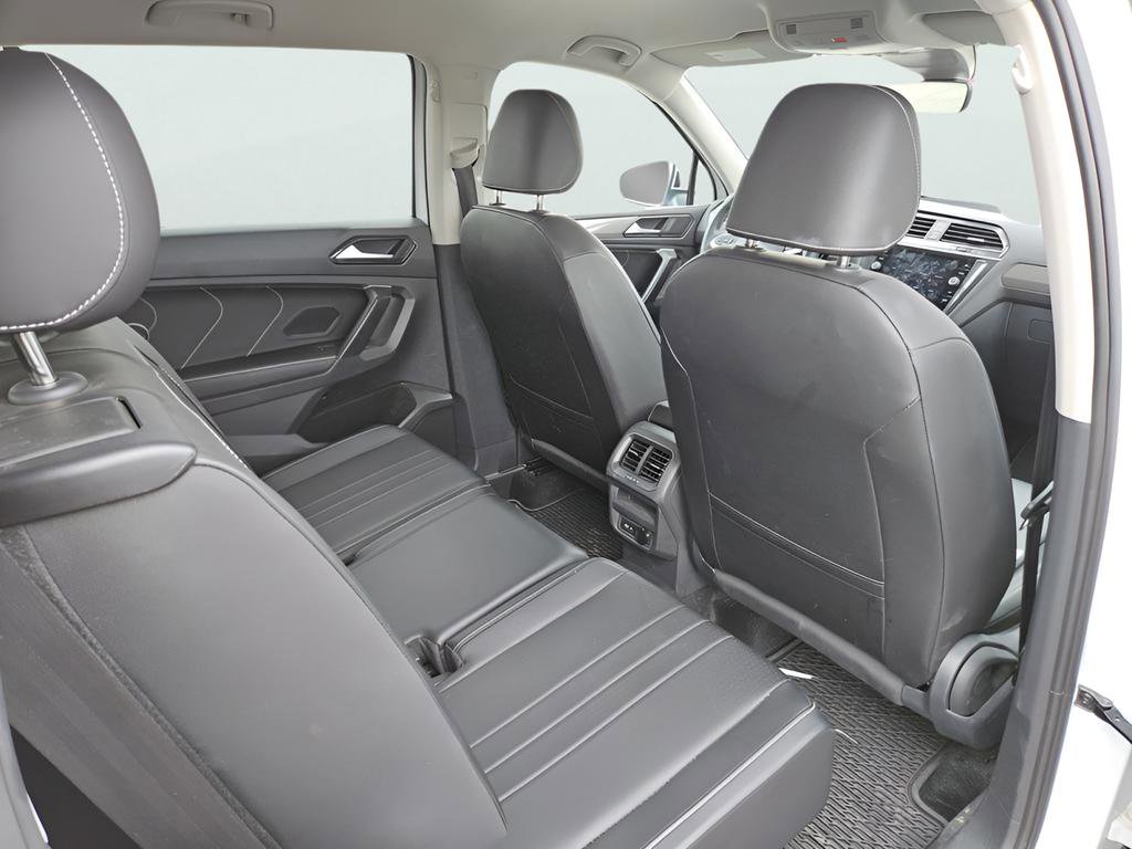 Used 2024 Volkswagen Tiguan SE image 32