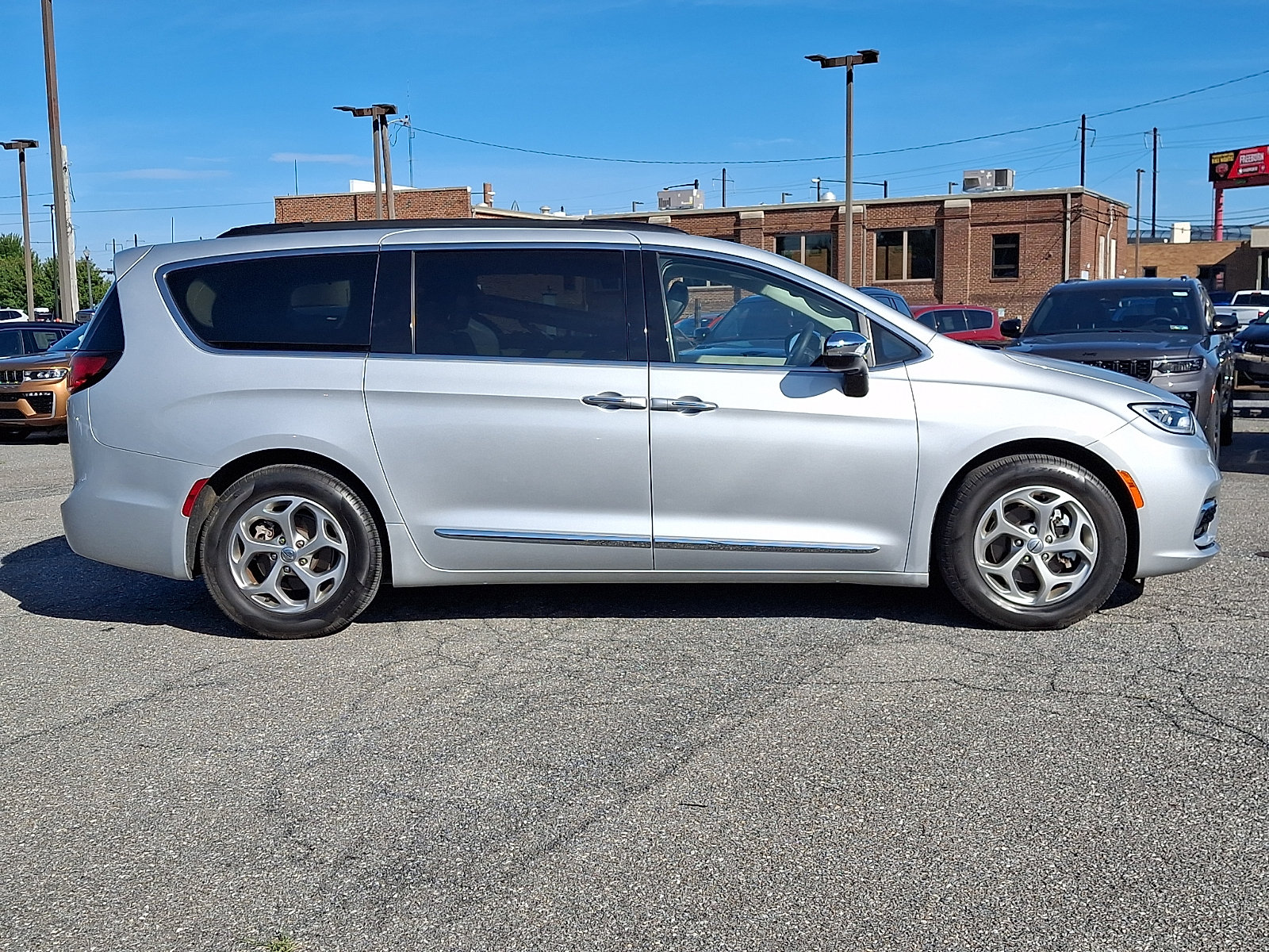 Used 2023 Chrysler Pacifica Limited w/ Uconnect Theater Family Group FWD image 7