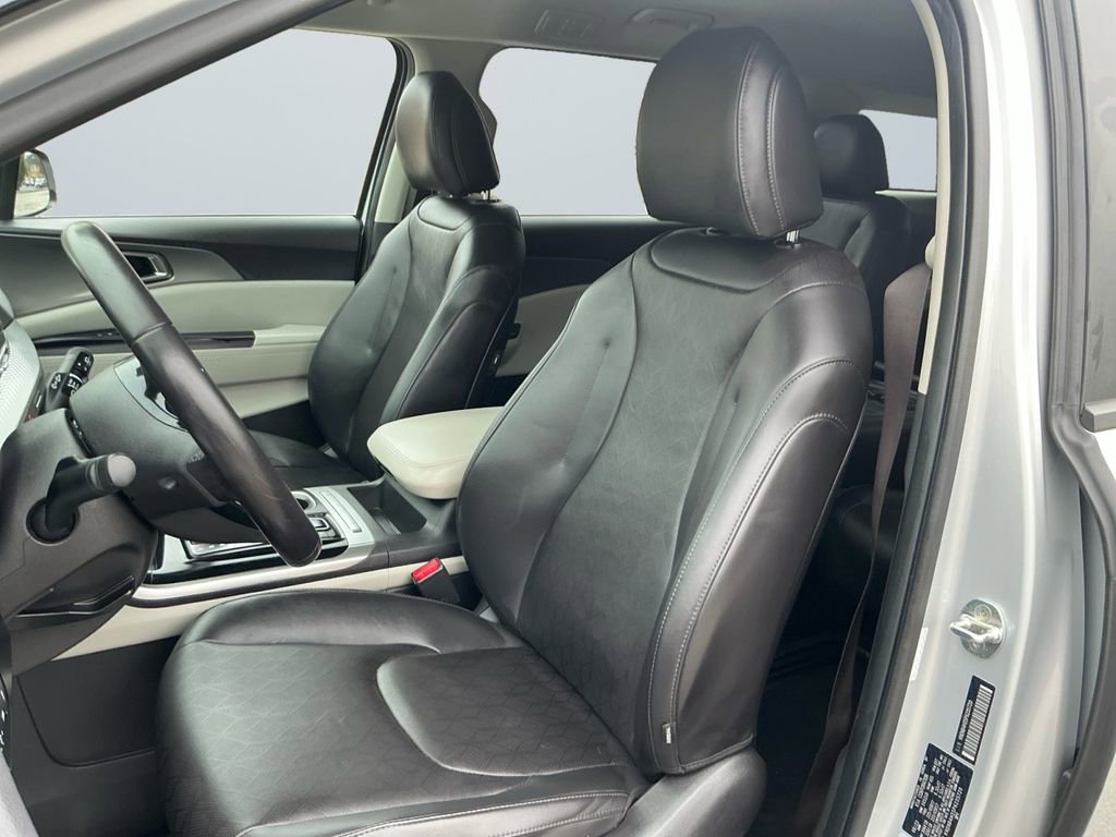 Used 2023 Kia Carnival LX image 9