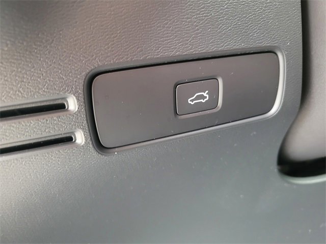 Used 2023 Volvo XC40 B5 Plus image 19