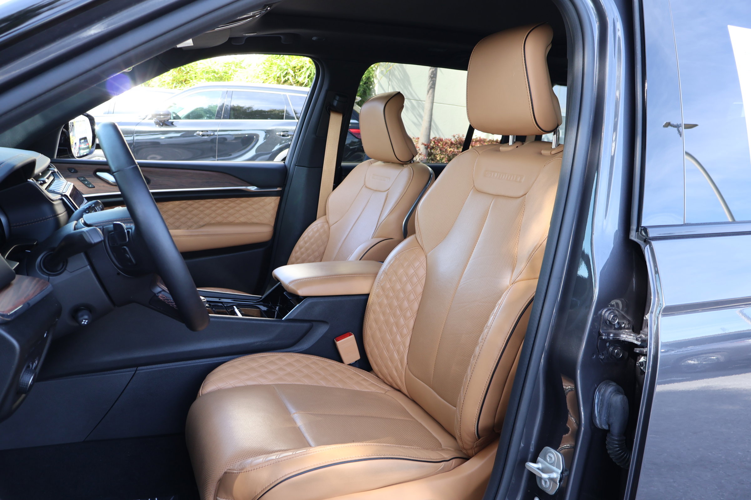 Used 2023 Jeep Grand Cherokee Summit image 2