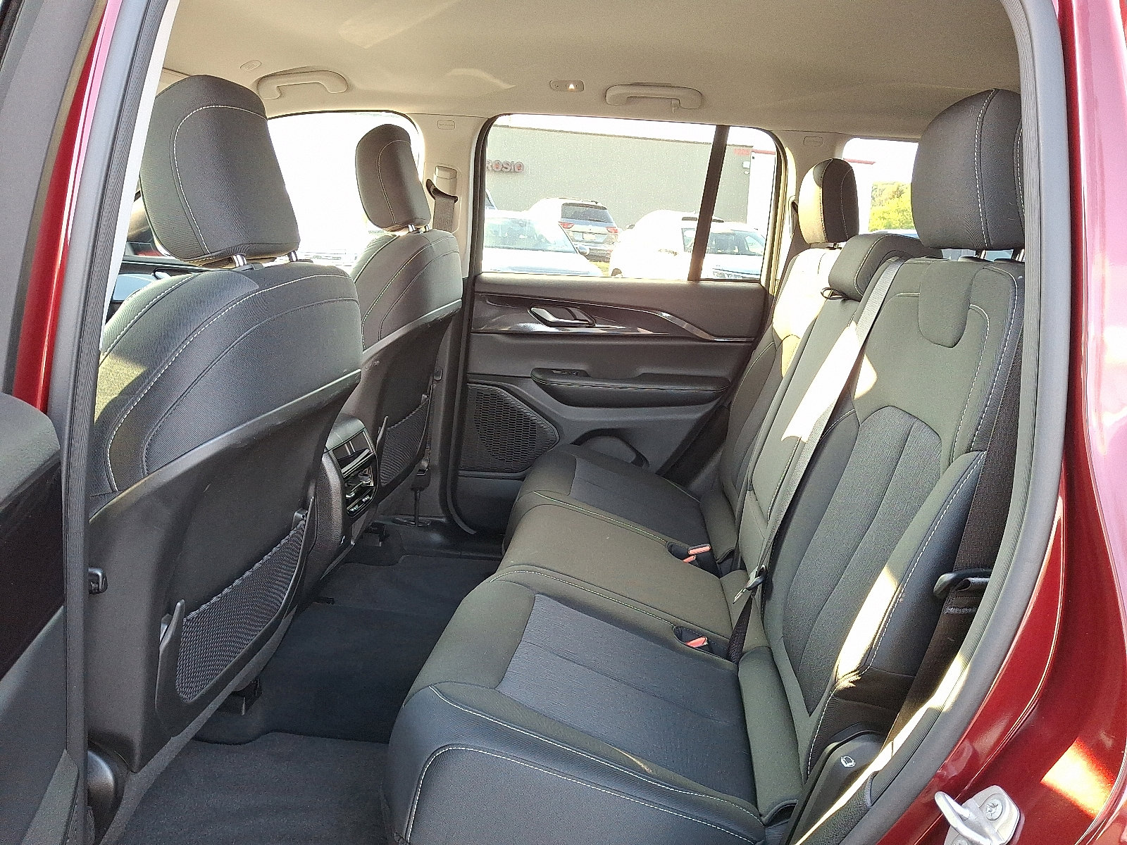 Used 2023 Jeep Grand Cherokee Laredo image 10