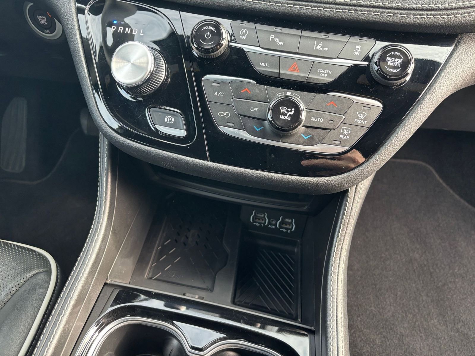 Used 2025 Chrysler Pacifica Limited image 46