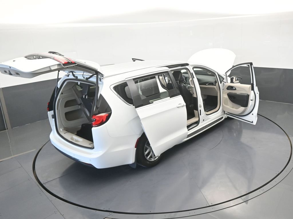 Used 2023 Chrysler Pacifica Touring-L image 70