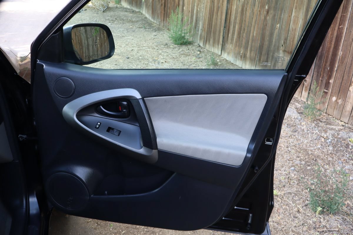 Used 2011 Toyota RAV4 4WD w/ Base L4 Extra Value Pkg image 29