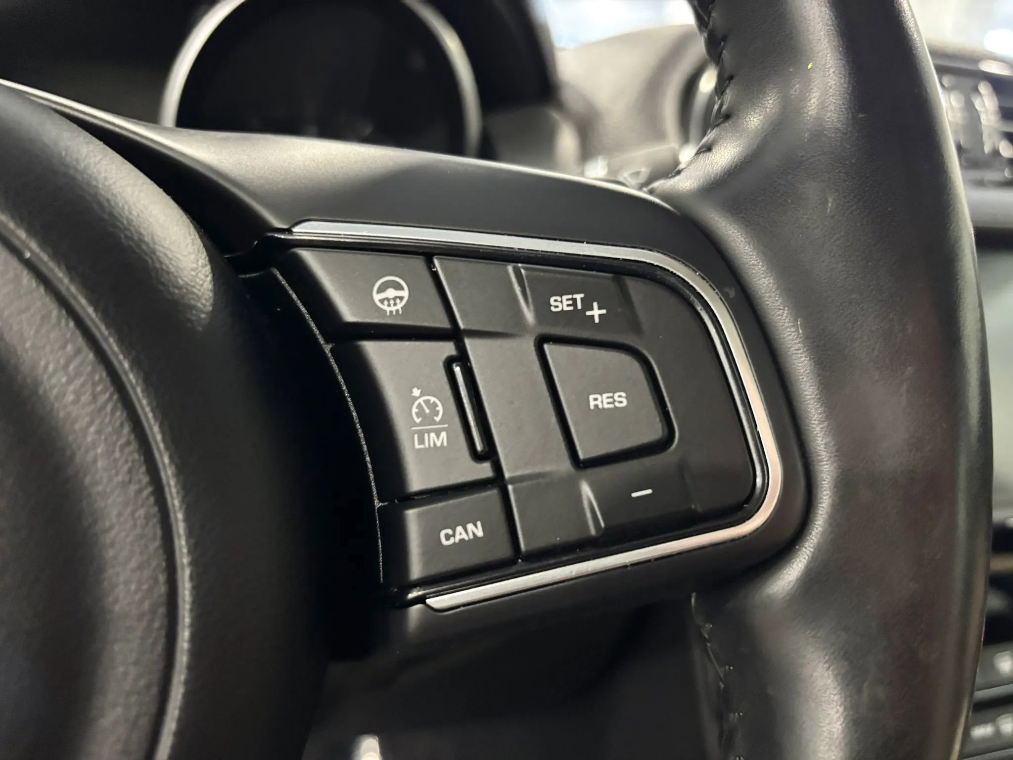 Used 2017 Jaguar XE Premium image 32