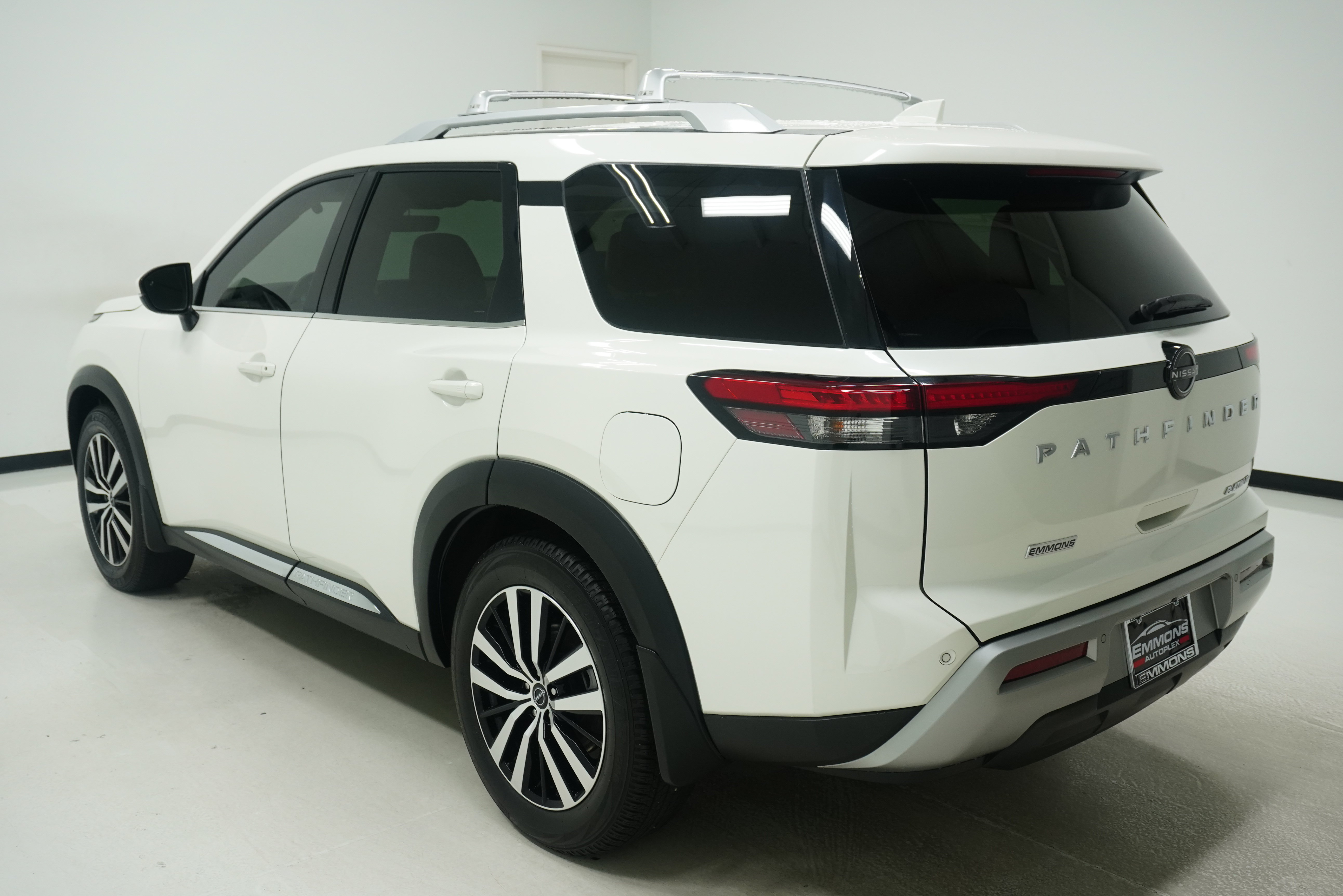 Used 2023 Nissan Pathfinder Platinum w/ Lighting Package (N93) FWD image 6