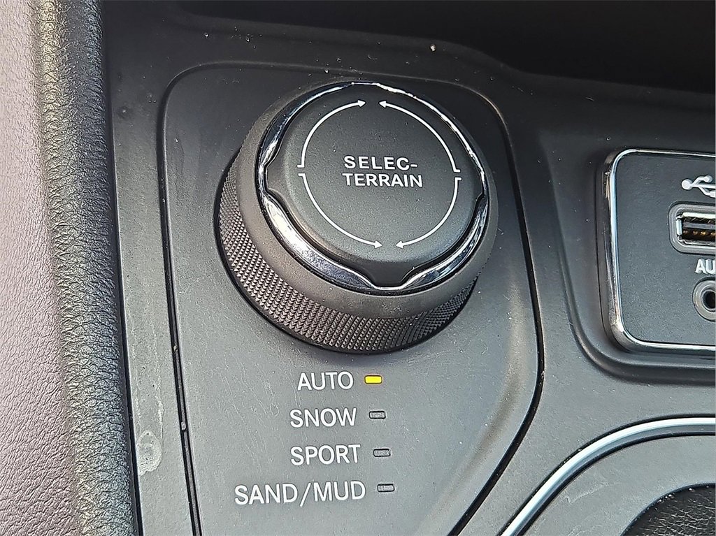 Used 2020 Jeep Cherokee Latitude Plus image 24