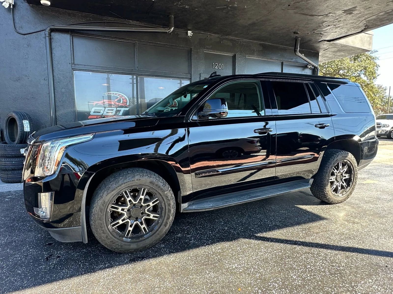 Used 2015 Cadillac Escalade Luxury image 3