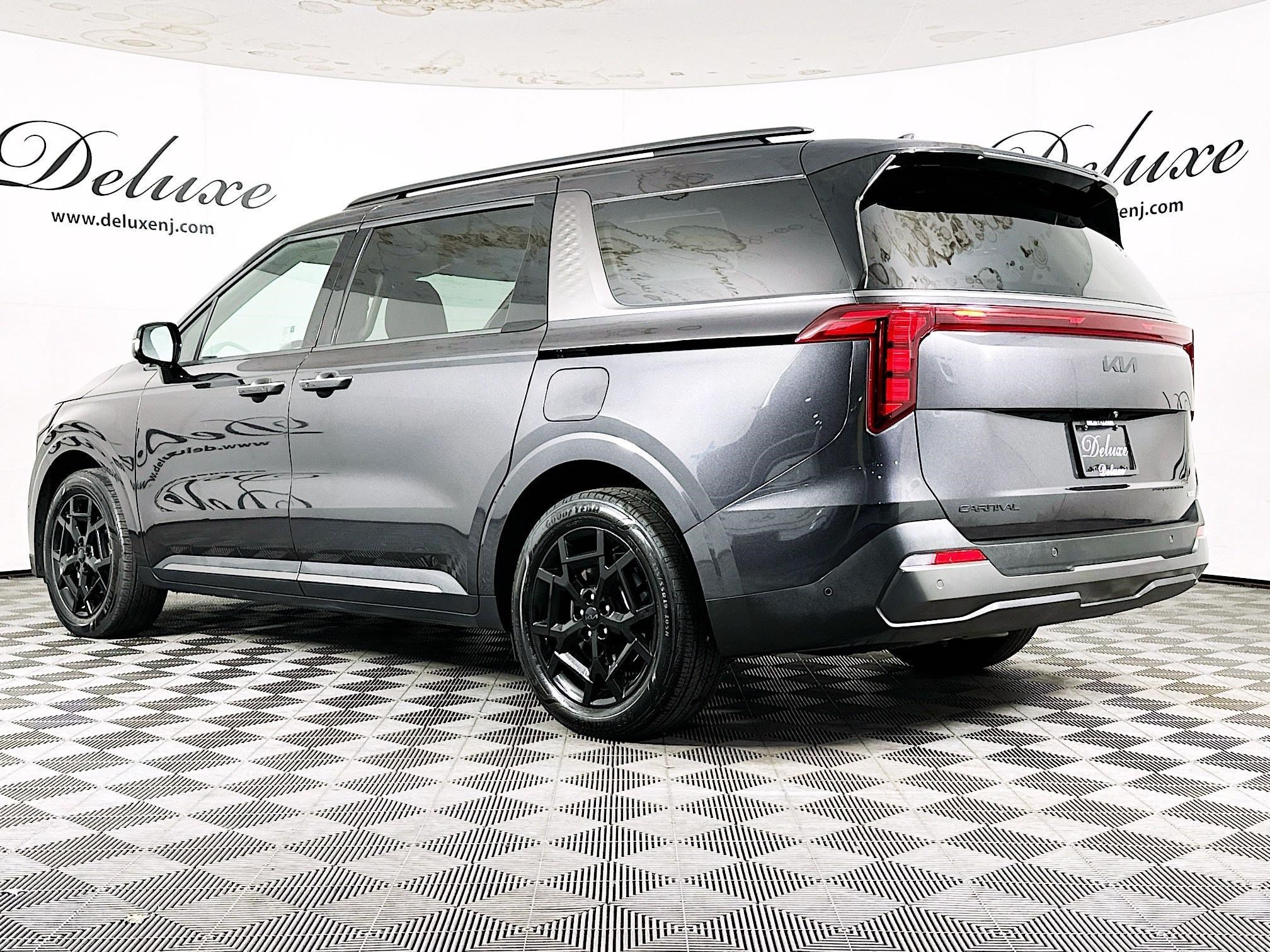 Used 2025 Kia Carnival SX w/ SX Dark Edition Package FWD image 4