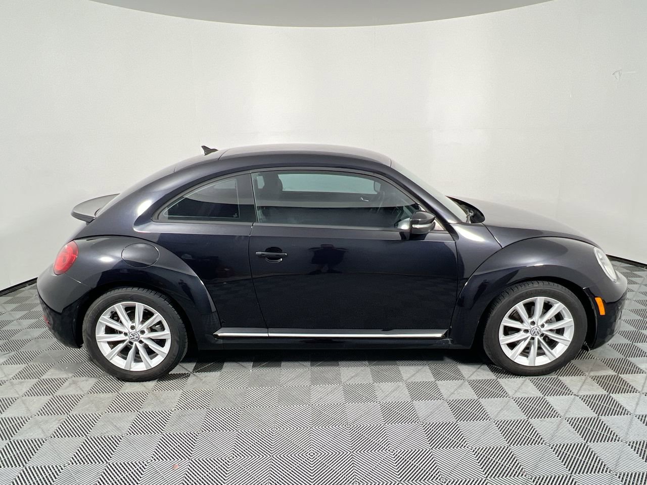 Used 2018 Volkswagen Beetle 2.0T S w/ Style & Comfort Package For S FWD image 2