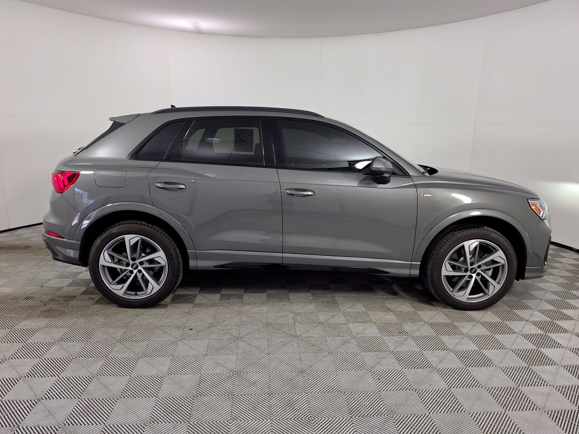 Certified 2025 Audi Q3 2.0T Premium w/ Convenience Plus Package AWD/4WD image 8