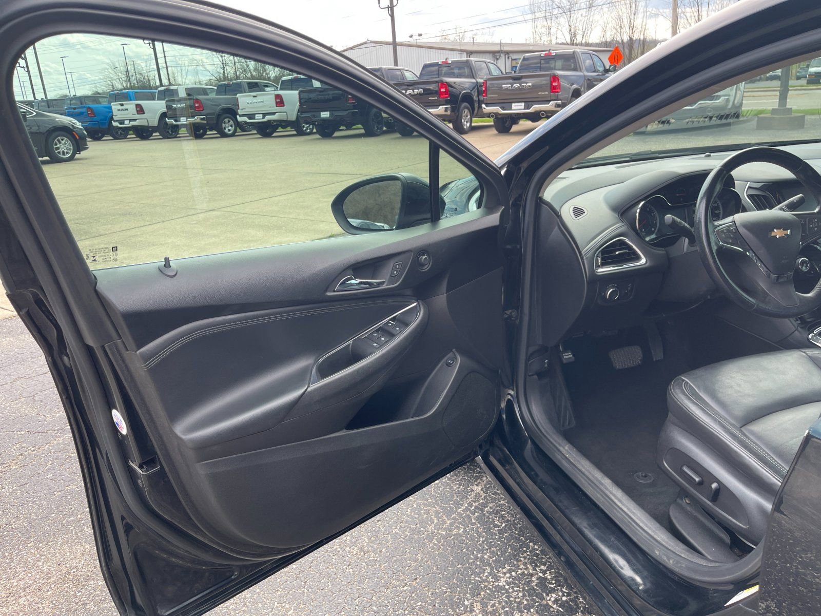 Used 2017 Chevrolet Cruze Premier image 11