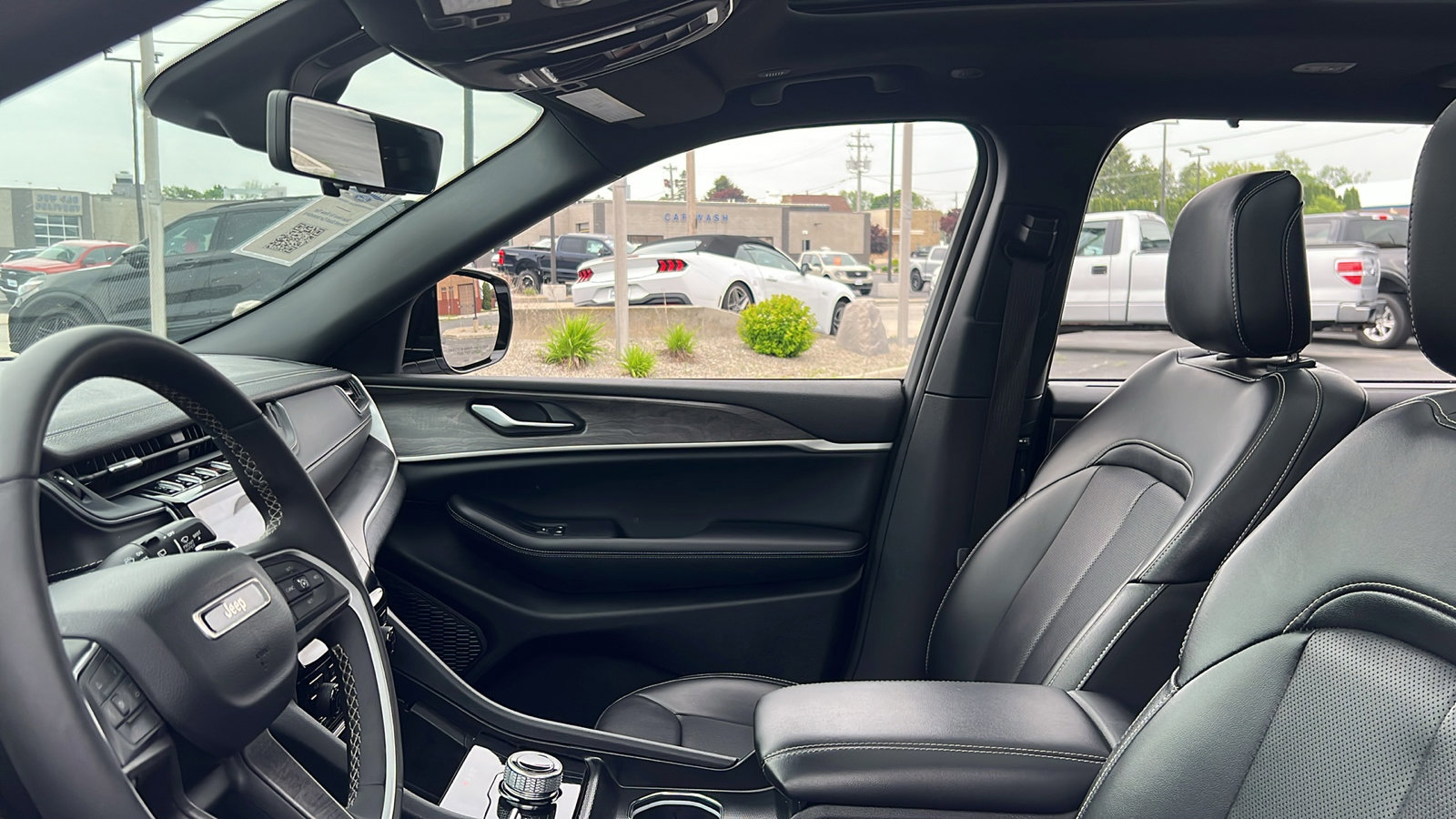 Used 2024 Jeep Grand Cherokee L Limited w/ Luxury Tech Group II image 12