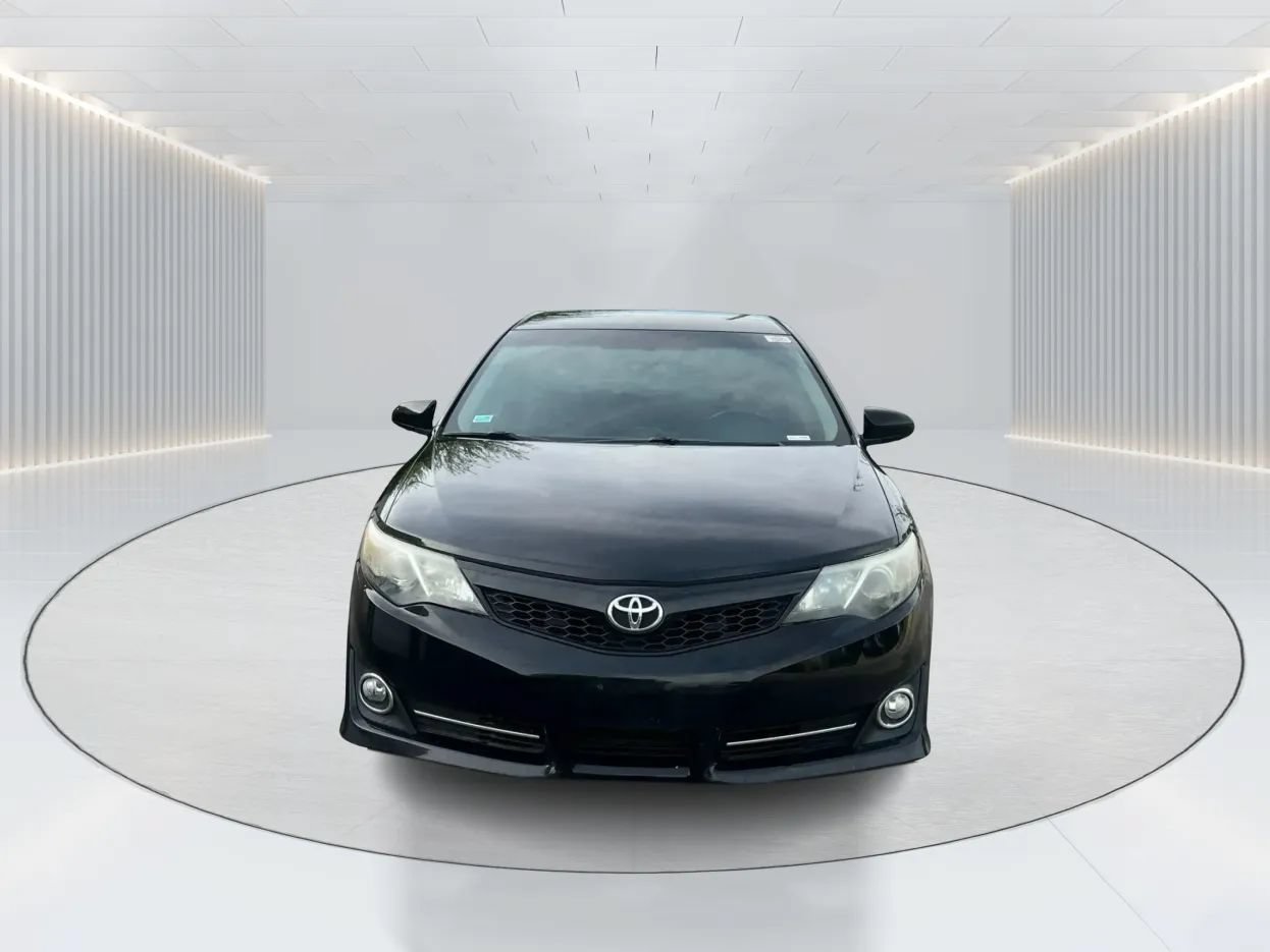 Used 2012 Toyota Camry SE FWD image 2