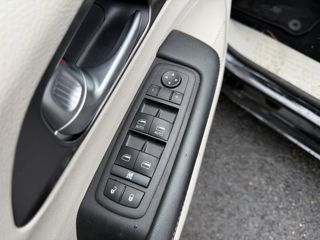 Used 2024 Chrysler Pacifica Touring-L image 13